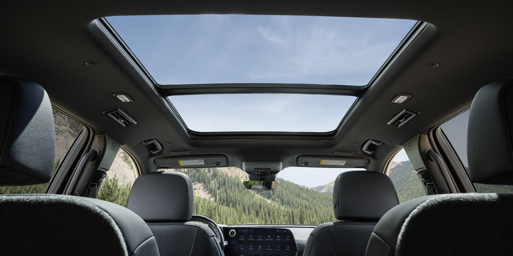 Vue du siège passager depuis la troisième rangée de l’intérieur de la Chevrolet Traverse 2027.