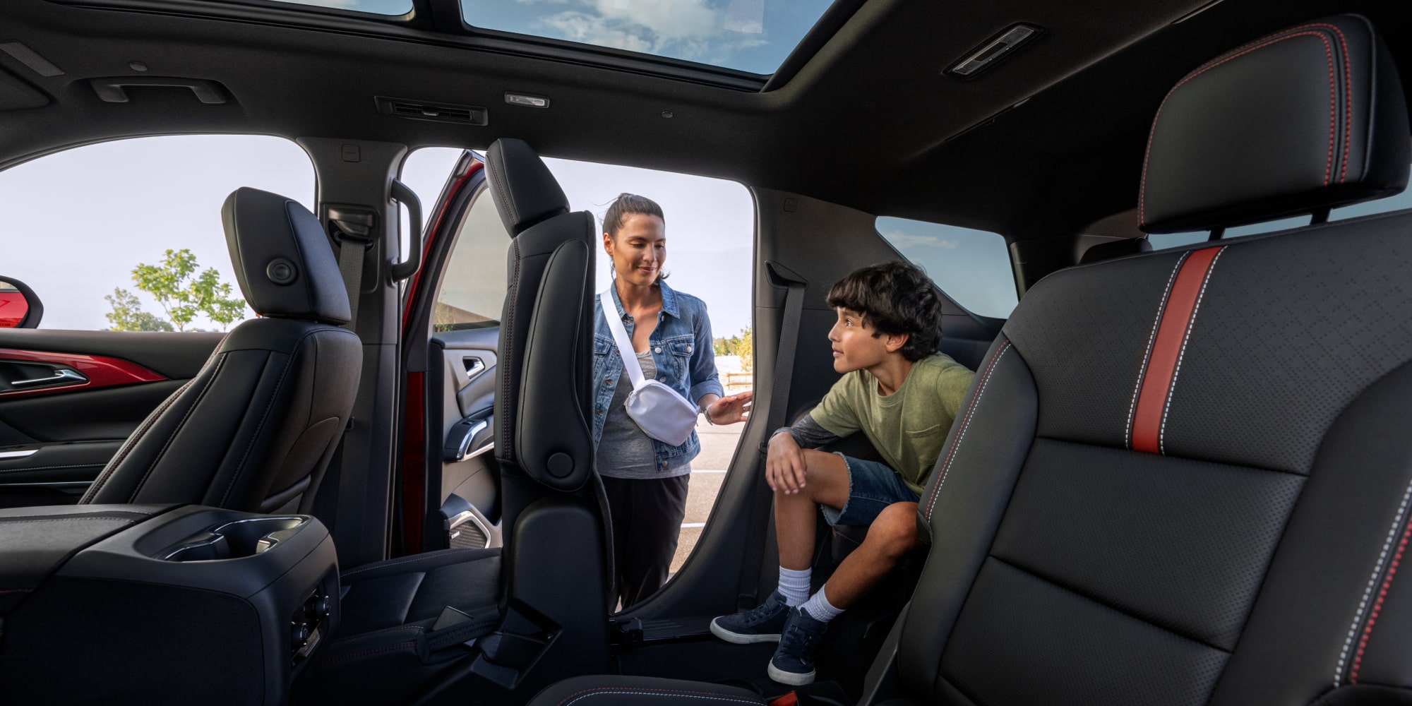 Une personne ouvrant la porte d’une Chevrolet Traverse 2027.
