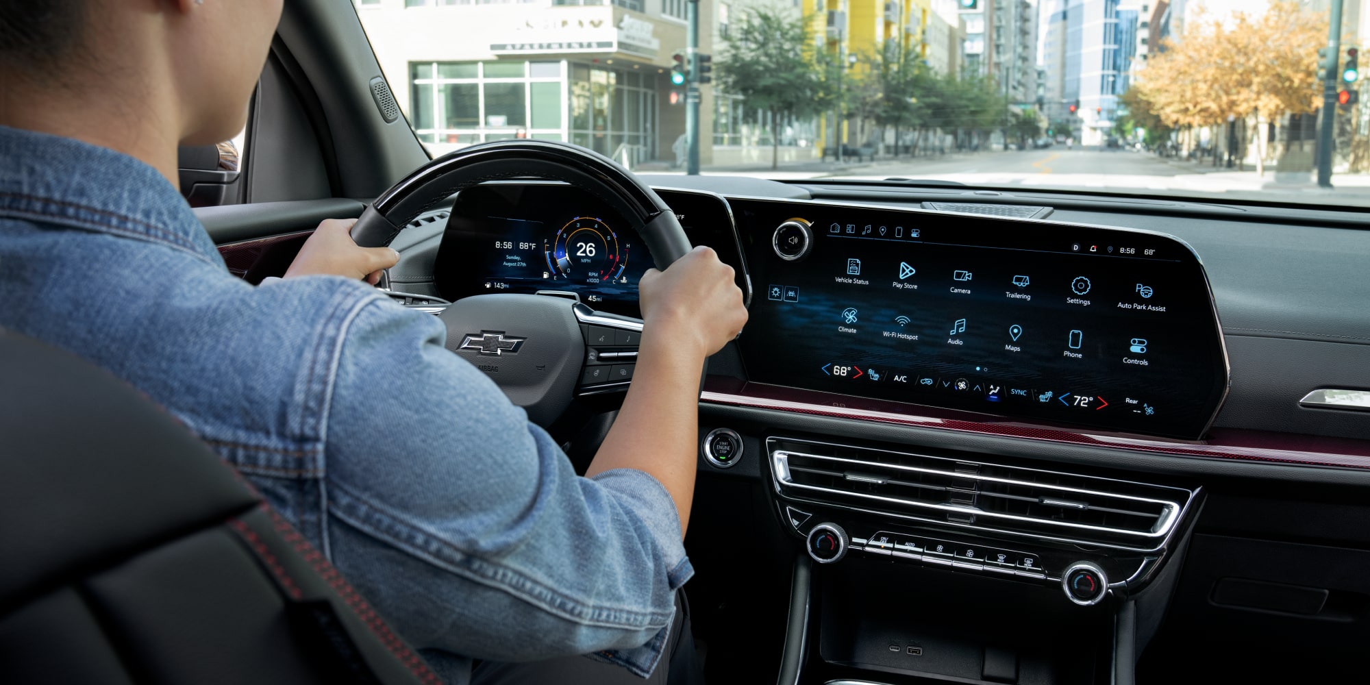 Une personne assise au volant d’une Chevrolet Traverse 2027.