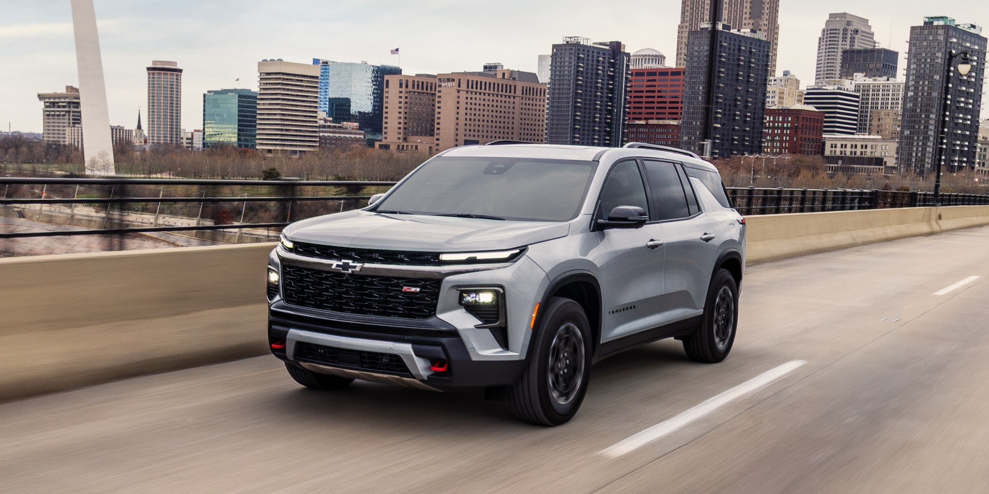Chevrolet Traverse 2027 conduisant en ville.