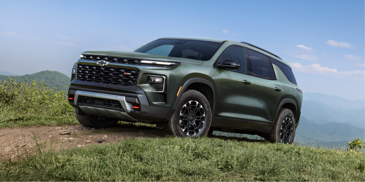 Chevrolet Traverse 2027 conduisant en ville.