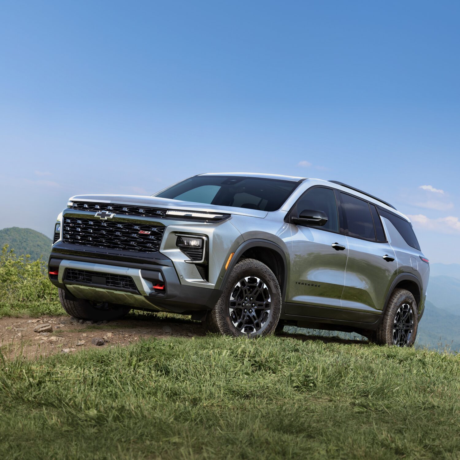 Chevrolet Traverse 2027 roulant sur un terrain herbeux.