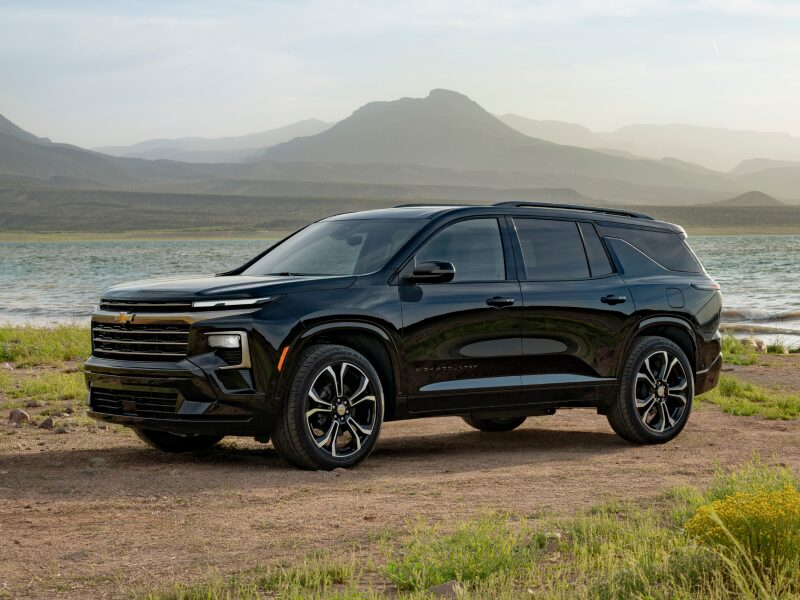 Chevrolet Traverse 2027 roulant sur un terrain herbeux.