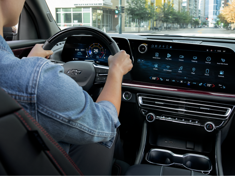 Une personne assise à l’intérieur d’une Chevrolet Traverse 2027, les mains sur le volant.