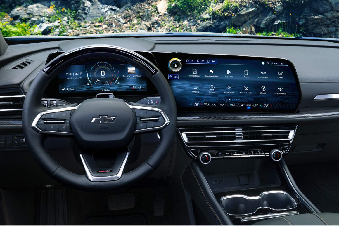 Volant et système d’infodivertissement à l’intérieur de la Chevrolet Traverse 2027.