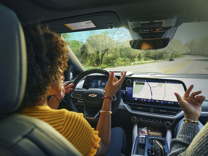 Une personne utilise la fonction Super Cruise dans la Chevrolet Traverse 2027.