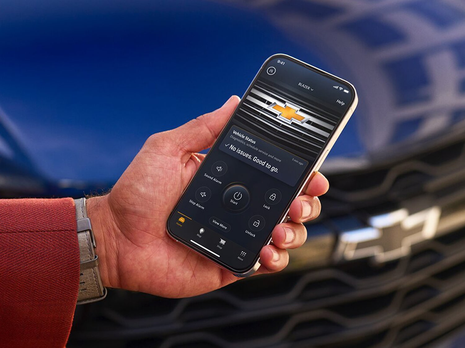 Une personne accédant à une application Chevrolet via un téléphone intelligent.
