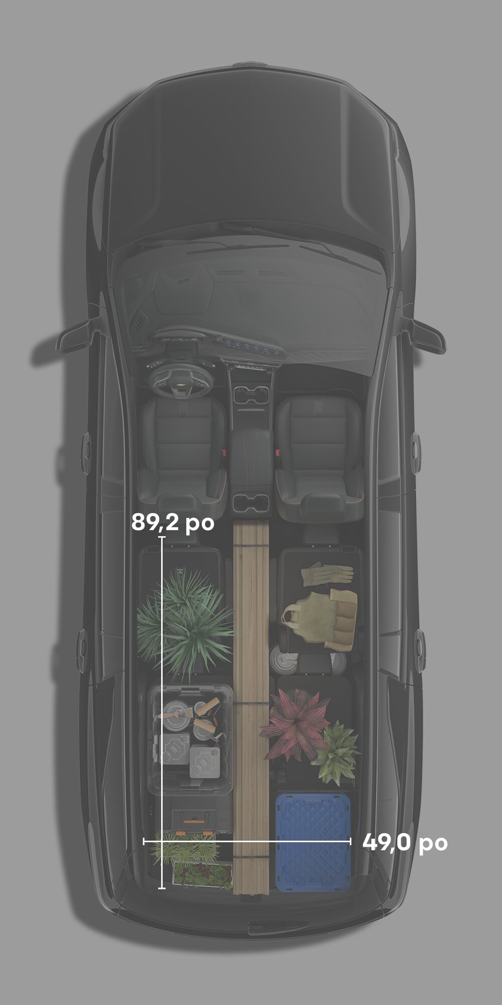 Équipement domestique entreposé à l’intérieur de la Chevrolet Traverse 2027 avec un superposé.