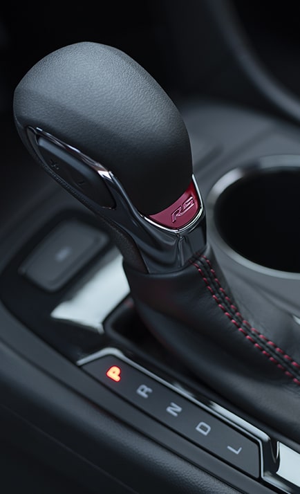 Chevrolet RS trim: Gear shifter.