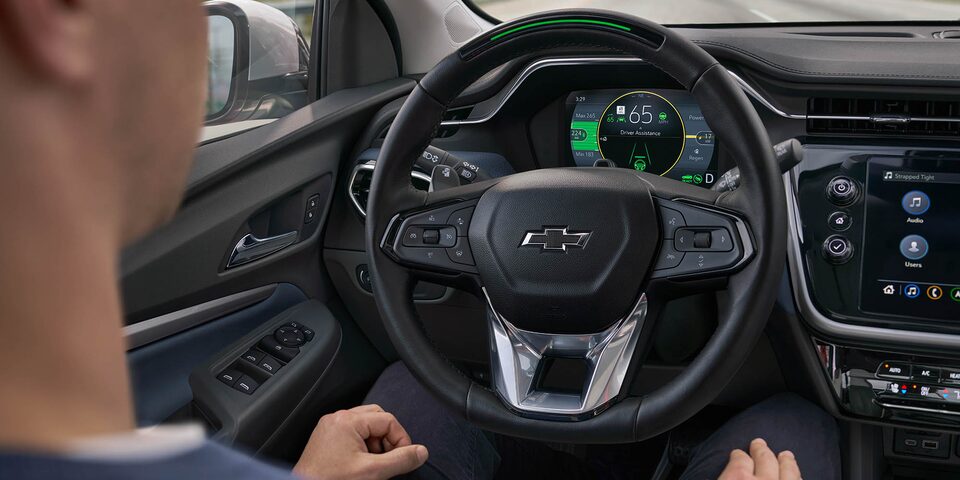 Offert uniquement sur le Bolt EUV Premier. Soyez toujours attentif pendant la conduite et lorsque vous utilisez Super Cruise. N'utilisez pas d'appareil portatif. 