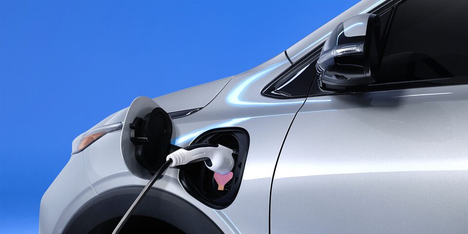 Une personne recharge le Bolt EUV 2022.