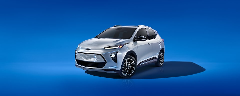 Vue latérale avant du Bolt EUV 2022.