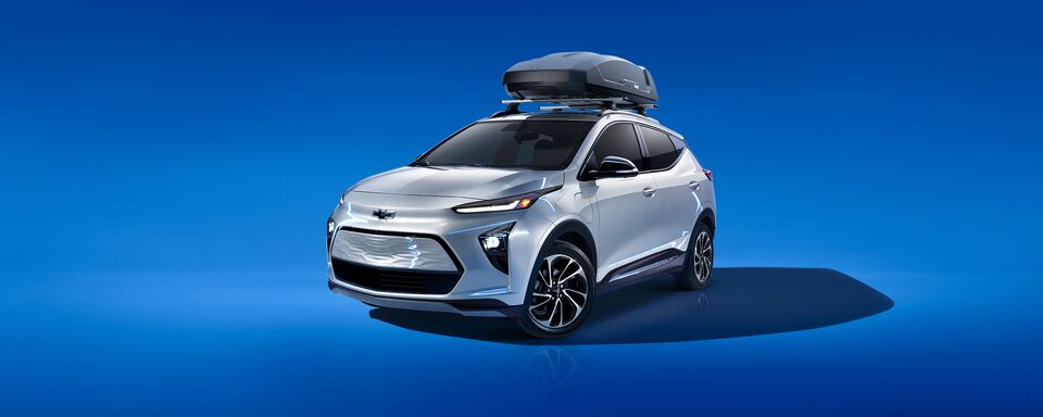 Vue latérale avant du Bolt EUV 2022 transportant un coffre sur le porte-bagages de toit.