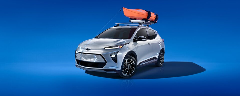 Vue latérale avant du Bolt EUV 2022 transportant un kayak sur le porte-bagages de toit.
