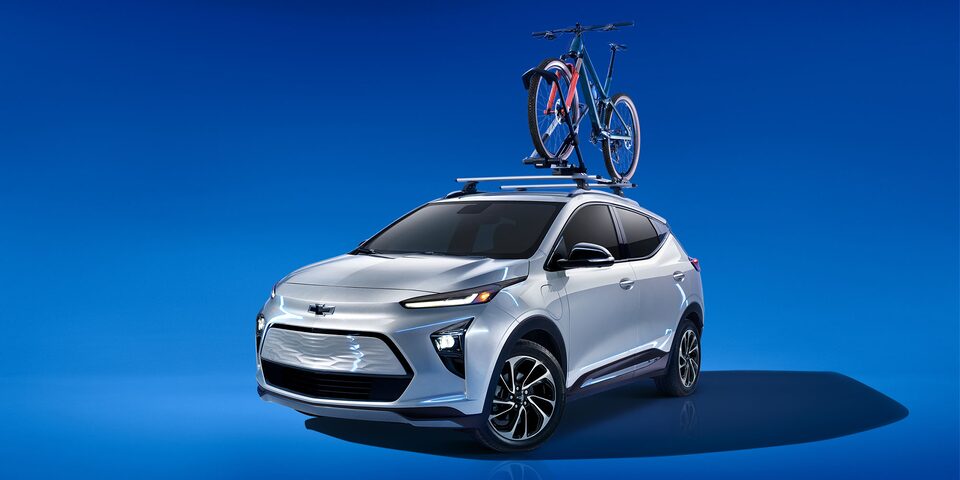 Vue latérale du Bolt EUV 2022 transportant un vélo sur le porte-bagages de toit.