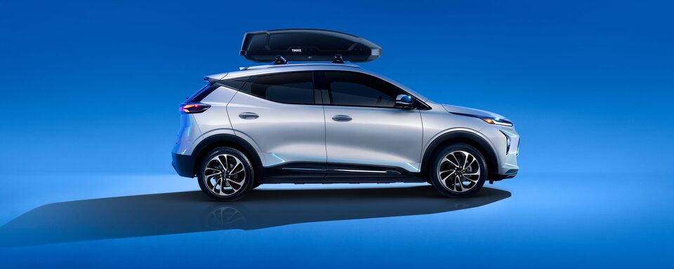 Vue latérale du Bolt EUV 2022 transportant un coffre sur le porte-bagages de toit.