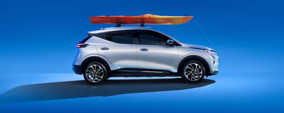  Vue latérale du Bolt EUV transportant un kayak sur le porte-bagages de toit.
