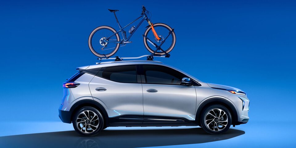 Vue latérale du Bolt EUV 2022 transportant un vélo sur le porte-bagages de toit.