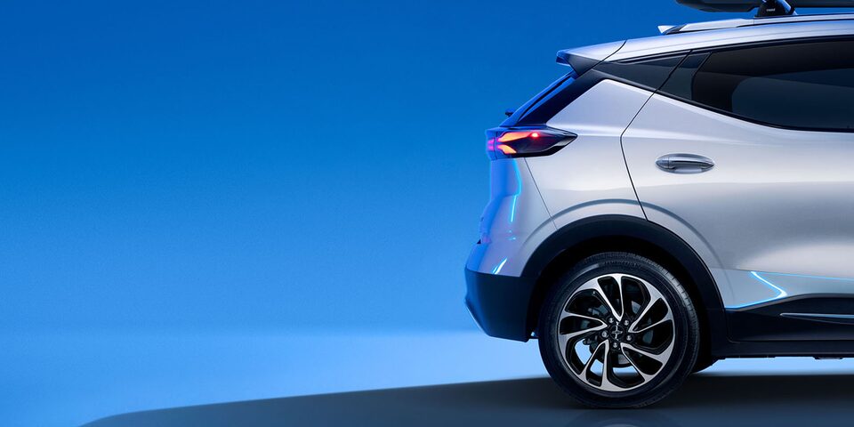 Vue latérale de l’arrière du Chevrolet Bolt EUV 2022.