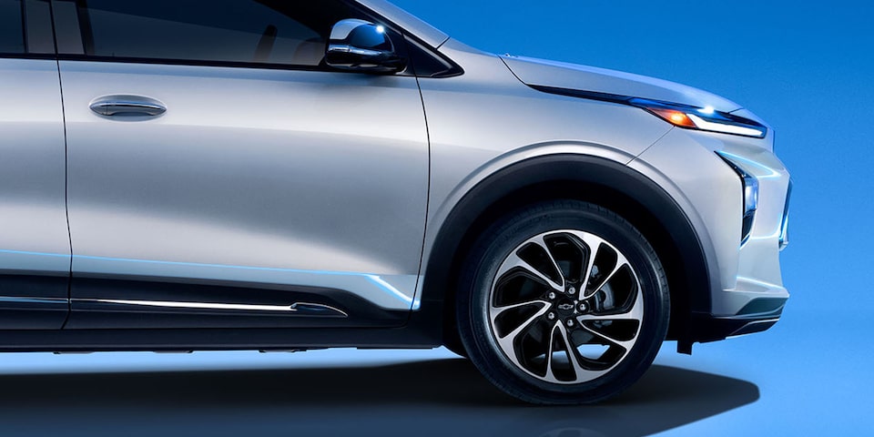 Vue latérale de l’avant du Chevrolet Bolt EUV 2022.