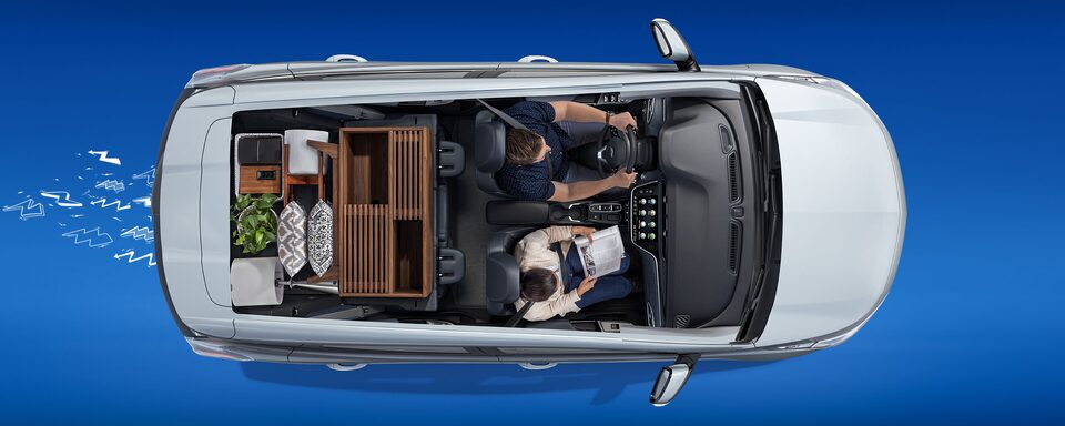 Vue aérienne de l’habitacle du Chevrolet Bolt EUV 2022 avec des articles à l’arrière.