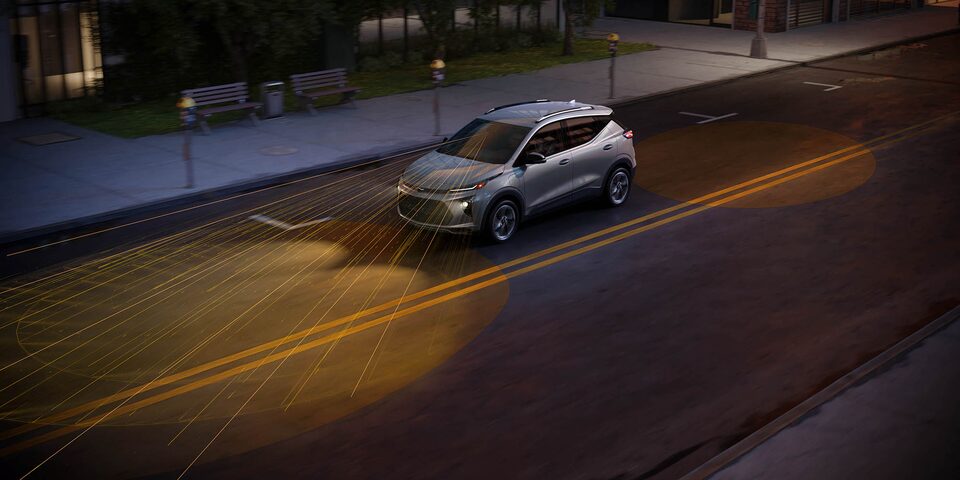 Chevrolet Bolt EUV 2022 en mouvement : vue côté conducteur.