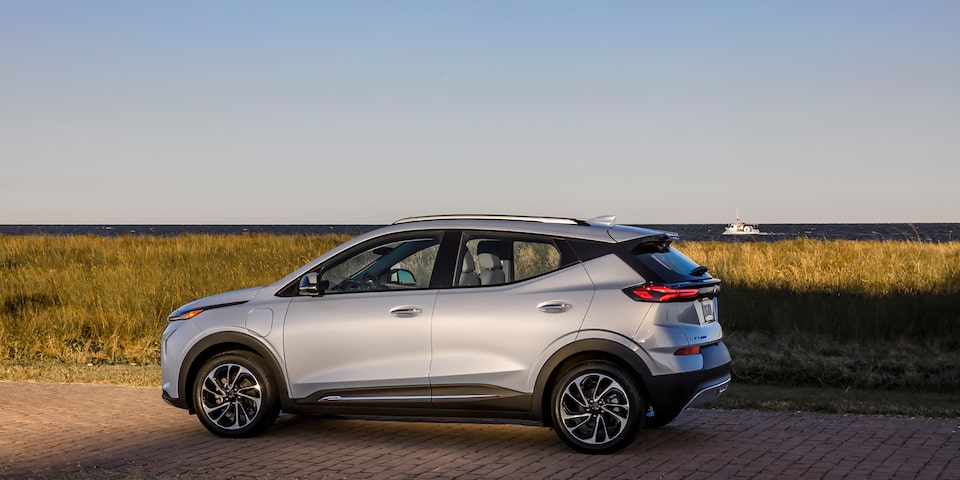 Chevrolet Bolt EUV 2022 conduisant sur la route.