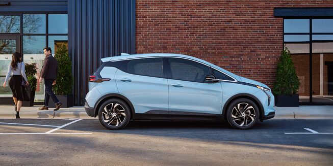Photo extérieure de la Bolt EV — profil latéral.