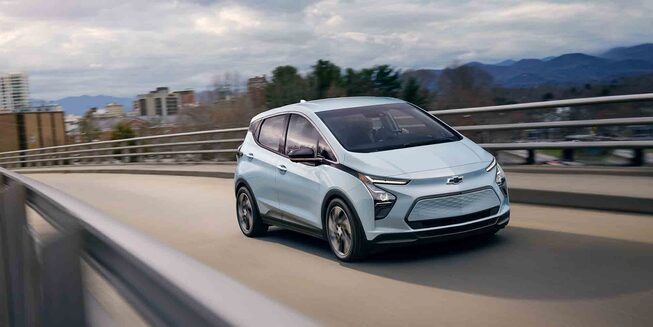 Photo extérieure de la Chevrolet Bolt EV 2022 — profil latéral avant, en mouvement.
