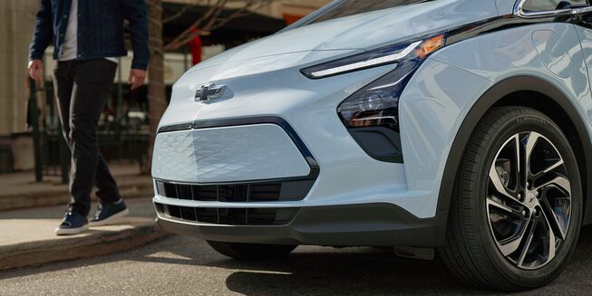 Photo extérieure de la Bolt EV 2022 — vue avant en angle.