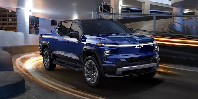 Vue latérale avant du Chevrolet Silverado EV.