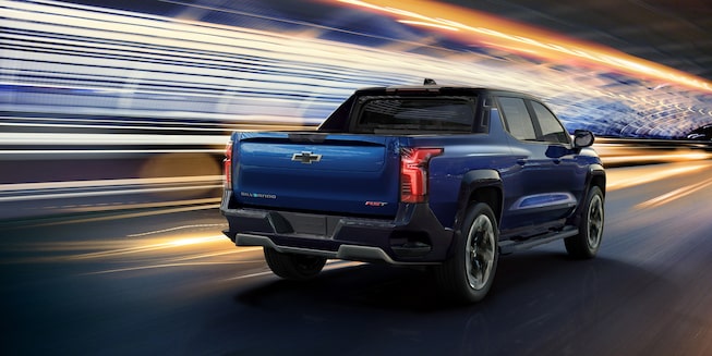 Vue extérieure arrière et latérale du Silverado EV.