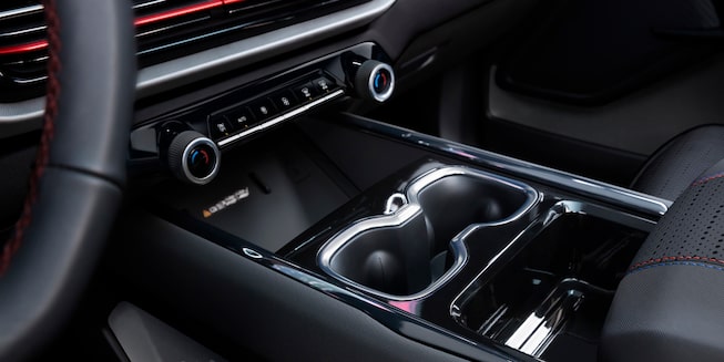 Console centrale du Silverado EV RST montrant les porte-gobelets et les commandes de climatisation.