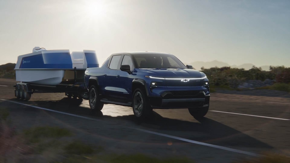 Silverado EV remorquant un bateau.