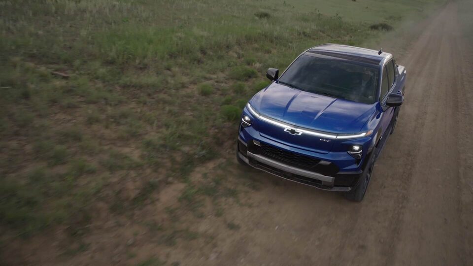 Silverado EV roulant à l'extérieur.