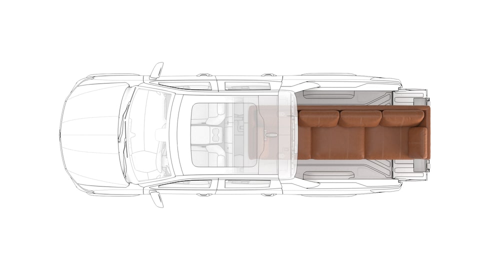 Caisse standard du Silverado EV accueillant un grand canapé lorsque la cabine et le hayon sont ouverts.