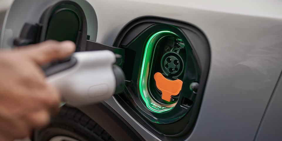 Vue rapprochée du chargeur branché dans le port de recharge du Bolt EUV 2023.