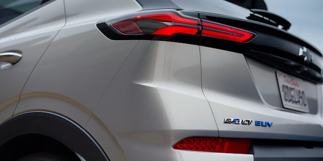 Vue rapprochée de l’emblème et d’un feu arrière du Bolt EUV 2023.