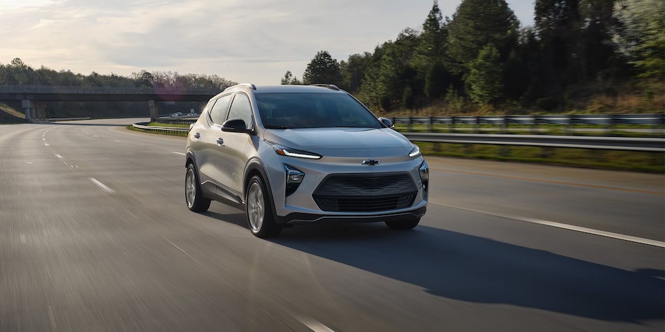 Bolt EUV 2023 sur une route de campagne sinueuse.