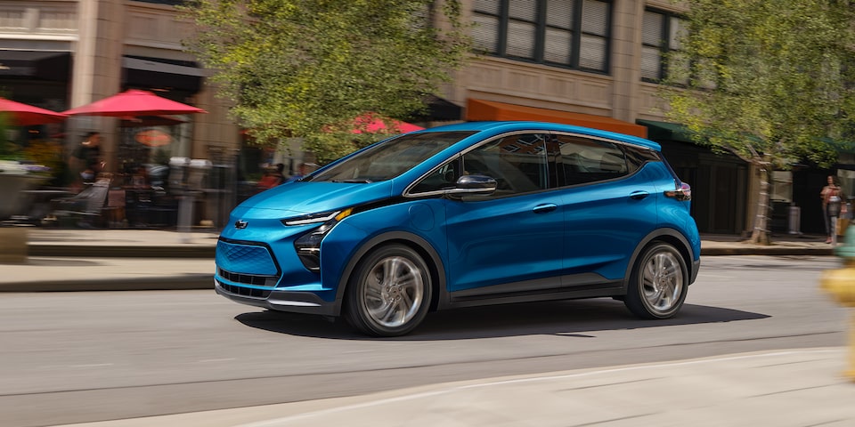 Bolt EV 2023 dans la rue.