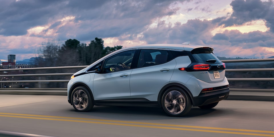 Vue latérale côté conducteur de la Bolt EV 2023 sur un viaduc.