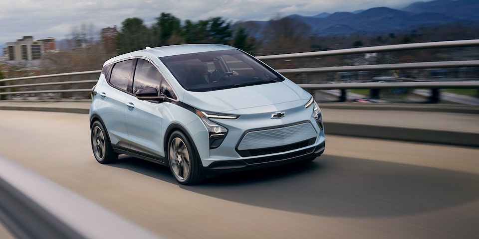 Bolt EV 2023 sur un viaduc.