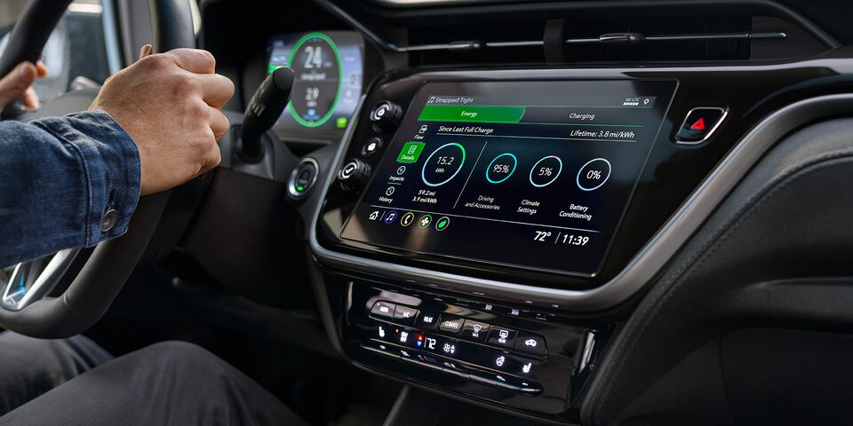 Écran couleur tactile de la Bolt EV 2023 qui montre les statistiques de la batterie.