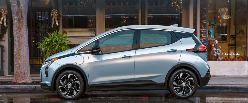 Vue latérale côté conducteur de la Bolt EV 2023 stationnée dans la rue.