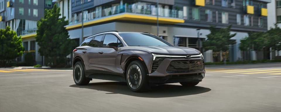 Blazer EV 2024 stationné devant un bâtiment moderne.