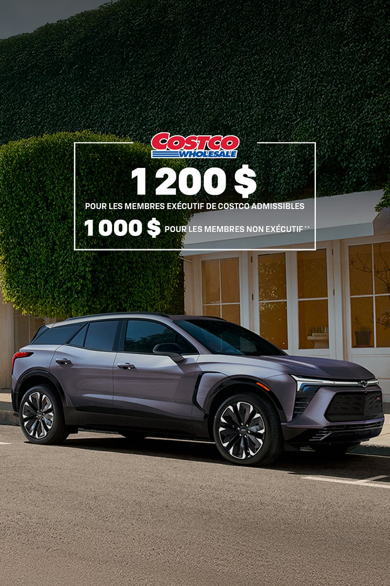 Vue latérale avant du Chevrolet Blazer EV 2025 stationné devant une maison.