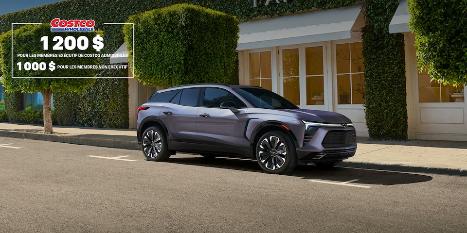Vue latérale avant du Chevrolet Blazer EV 2025 stationné devant une maison.