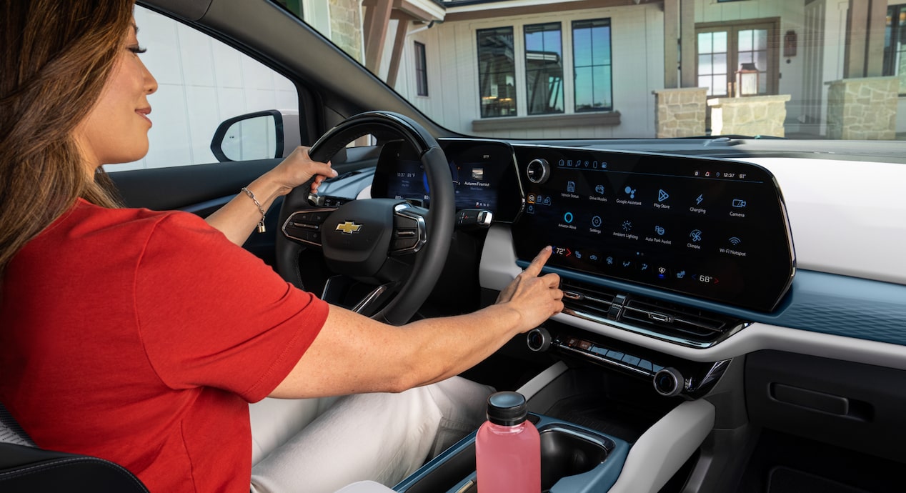 Une personne utilise le système d’infodivertissement du Chevrolet Equinox EV pendant qu’elle conduit.