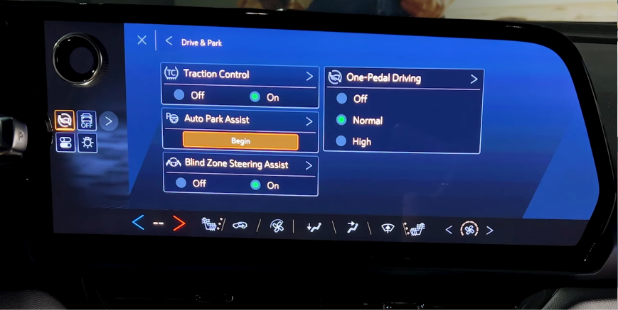 La commande de freinage à récupération et la conduite à une pédale sont affichées sur l’écran du système d’infodivertissement du Chevrolet Equinox EV.