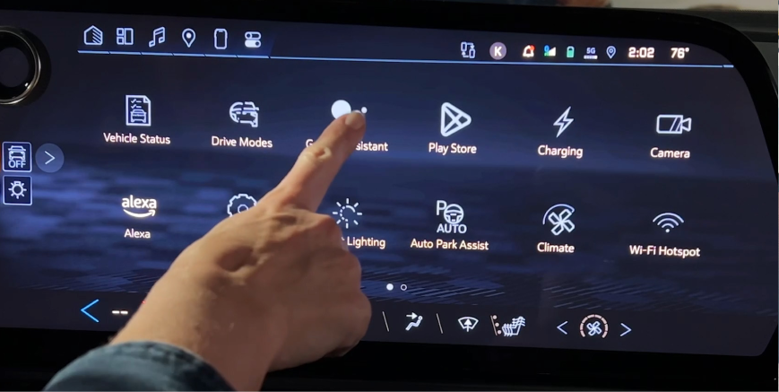 Une personne utilise l’écran du système d’infodivertissement du Chevrolet Equinox EV.
